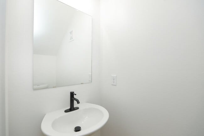 Building Photo - For Lease | 4 Bed, 2.5 Bath | 1,450 Sq Ft |