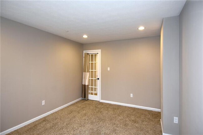 Building Photo - 618 Edison Dr
