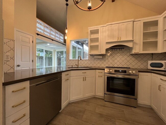Building Photo - Stunning Lake Oswego Home with Outdoor Retreat, Vaulted Ceilings & Walk-In Closet