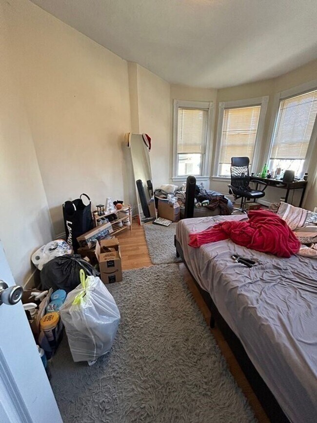 Building Photo - MISSION HILL 4 BED/2 BATH WITH UPDATED KITCHEN - WATER INCLUDED