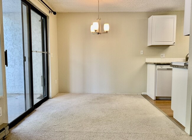 Building Photo - 1 BD 1 BA Kirkland Ground Floor Condo with Private Covered Patio