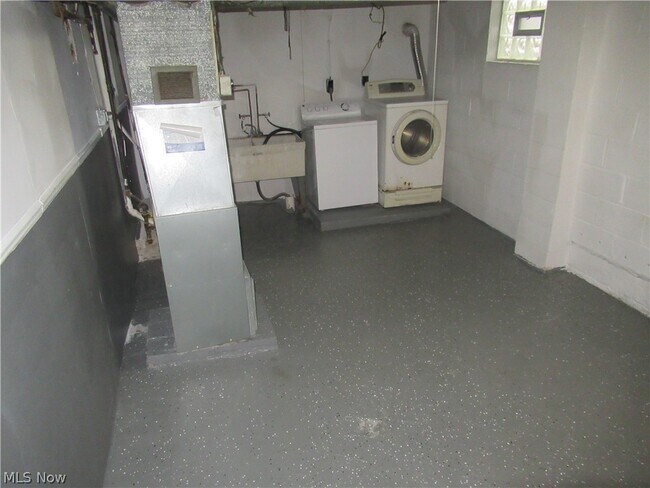 Building Photo - 1616 Douglas Rd