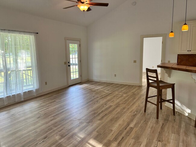 Building Photo - Country Living with Lake McQueeney Boat Ramp Access!