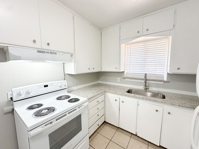 Building Photo - Move in ready - 3 Bed - 1 Bath!