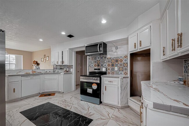 Building Photo - 811 Loire Ln