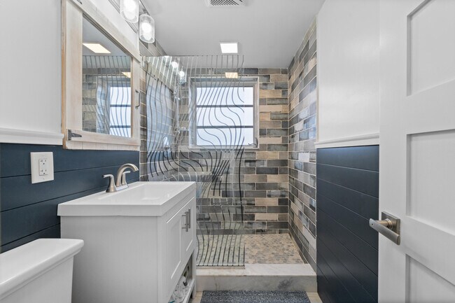 Building Photo - 624 Orton Ave