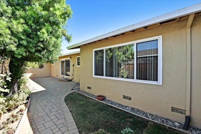 Building Photo - 6558 Crown Blvd