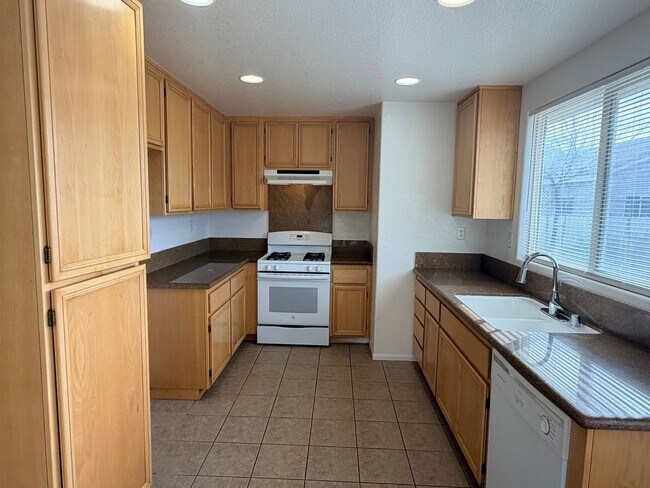 Building Photo - 9236 Peach Ave