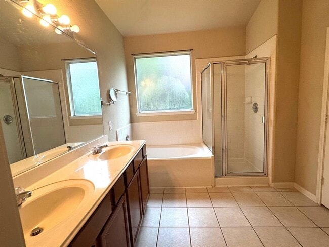 Building Photo - 6439 Applewood Forest Dr
