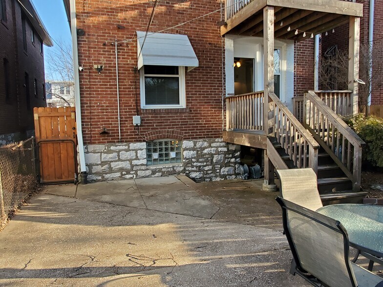 DECK SPACE - 4938 Tholozan Ave