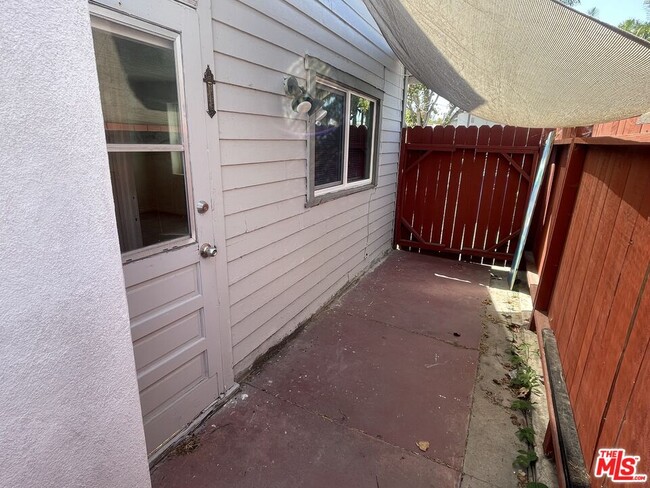 Building Photo - 351 Temple Ave