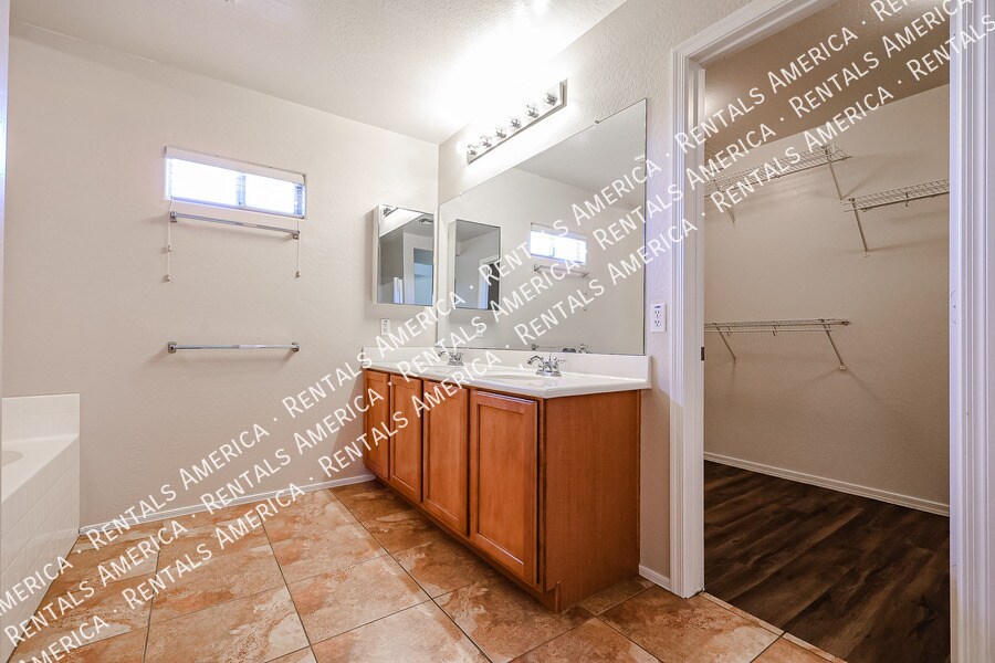Building Photo - 910 S 118th Ln