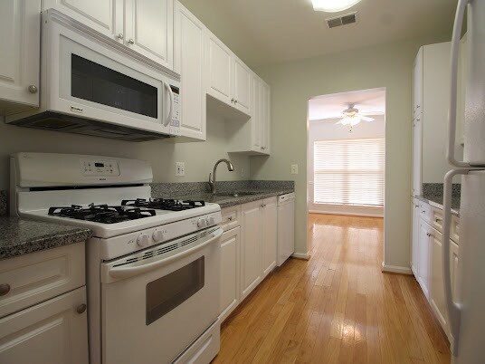 Building Photo - 7000 Falls Reach Dr