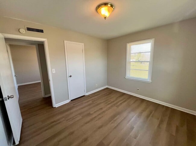 Building Photo - 3 Bedroom Duplex near Murfreesboro City Center! *Large Carport*