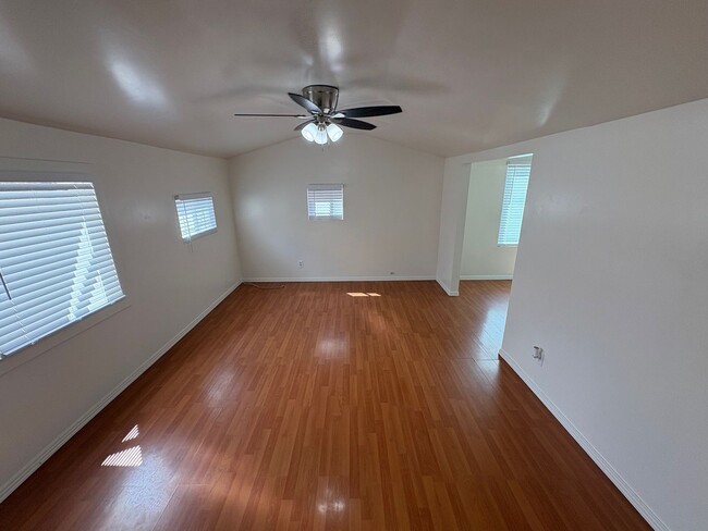 Building Photo - Light and Bright 2 Bed 1 Ba Close to Sweet...