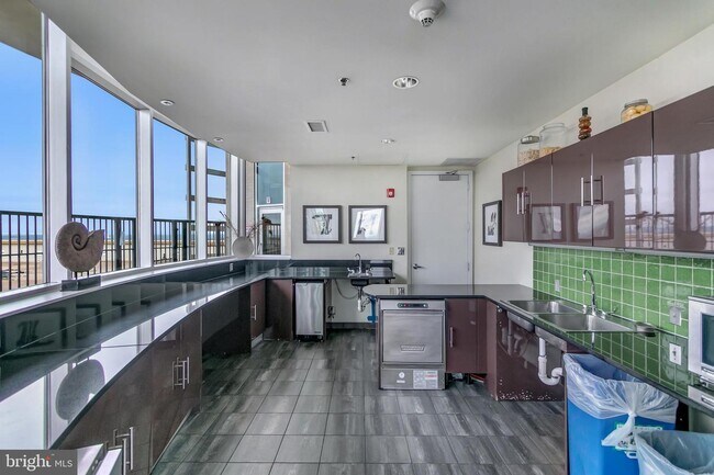 Building Photo - 5750 Bou Ave