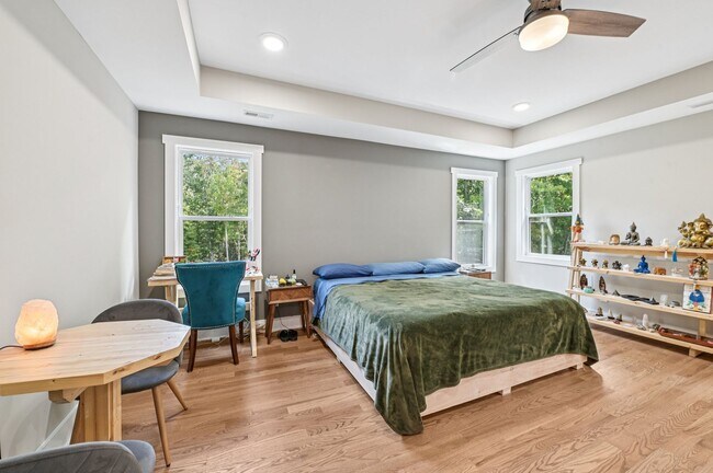 Building Photo - Luxury 5 Bed, 3.5 Bath Home on Large Lot !...