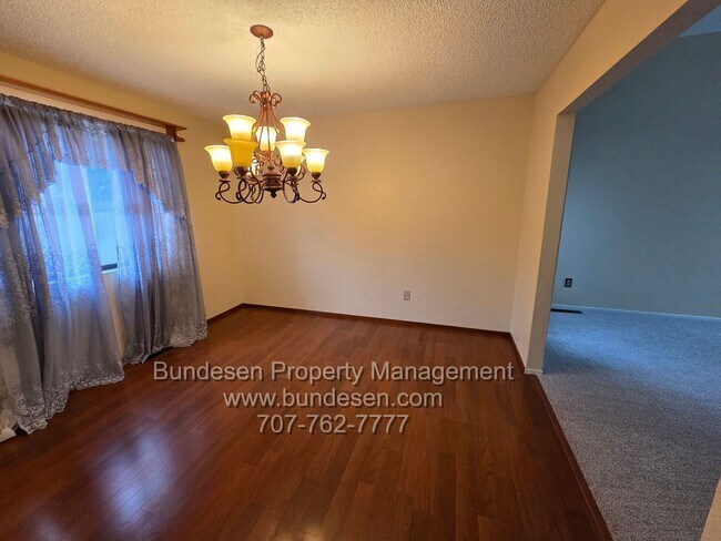 Building Photo - Spacious 4bd/2.5ba in "M" section of Rohnert Park