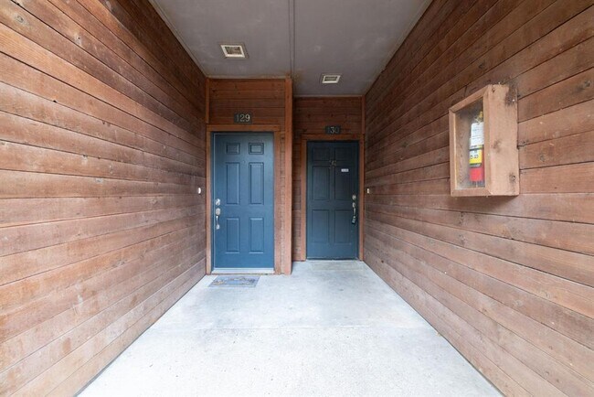 Building Photo - 4711 Spicewood Springs Rd