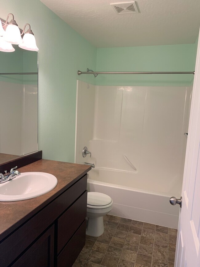 Building Photo - Beautiful 4 bedroom 2.5 Bath home in Coeur...