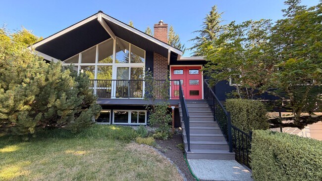 Building Photo - Spacious 4BR Bellevue Home with A/C, Office & Private Yard Near Microsoft