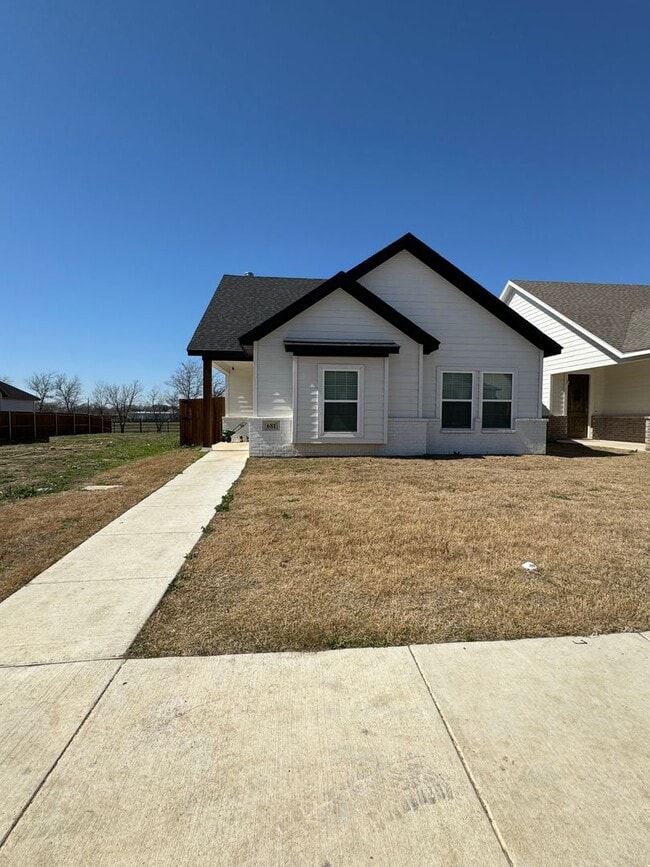 Building Photo - Coming soon! Darling 3/2/2 Fireplace - Walk in Shower - commuter friendly