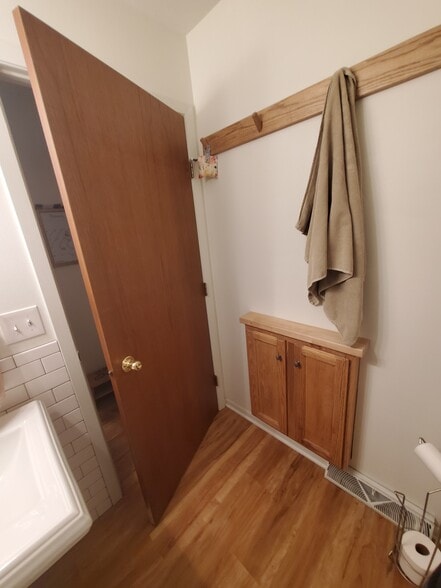 Bathroom (7’2” x 5’2”) - 822 Banker Rd