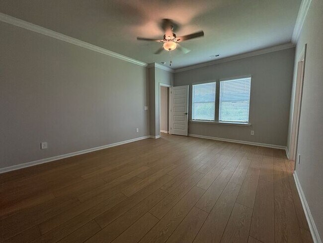 Building Photo - Look and lease in Athens