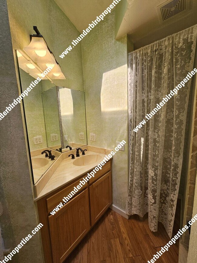 Building Photo - Lovely 3 bedroom, 2 baths in NE Heights!