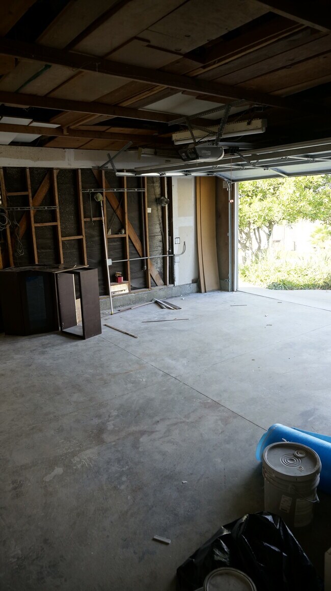 Building Photo - 16268 Glencove Dr
