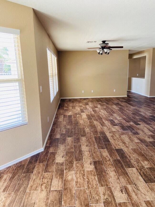 Building Photo - 5 bedroom 3 bath Remolded home Ready to move in!