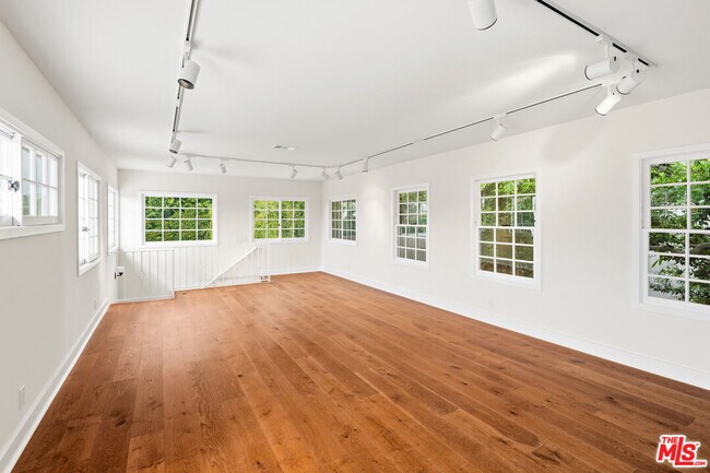 Building Photo - 10309 La Grange Ave