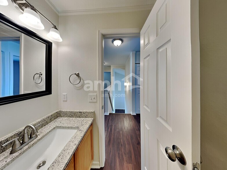 Building Photo - 4815 Talons Mark Dr