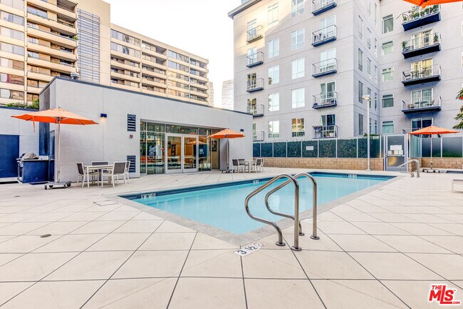 Building Photo - 645 W 9th St