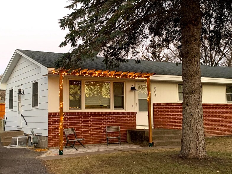 Primary Photo - 805 Elm Creek Cir
