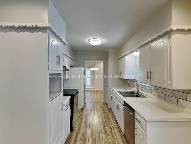Building Photo - 5928 Fox Hill Ln