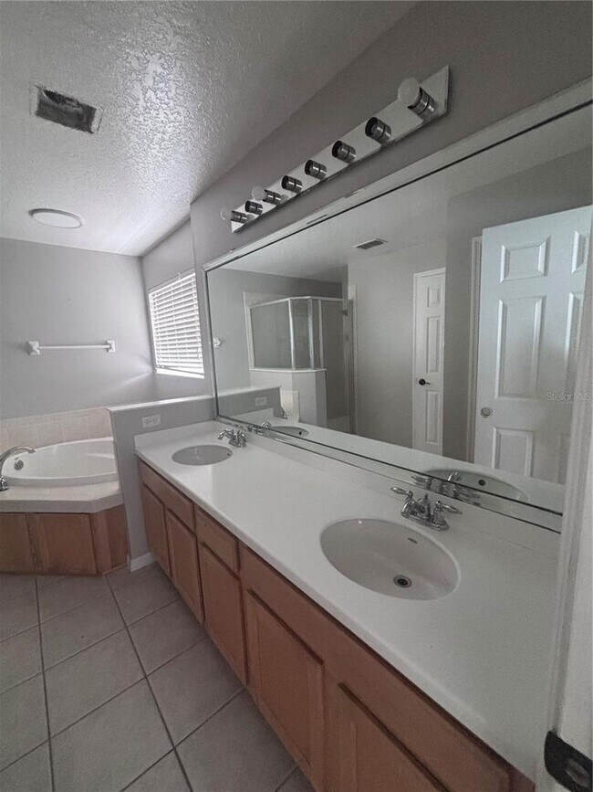 Building Photo - Golf Community Home