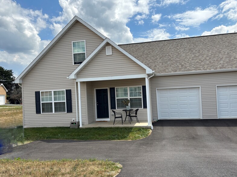 Building Photo - 2727 Blue Field Dr