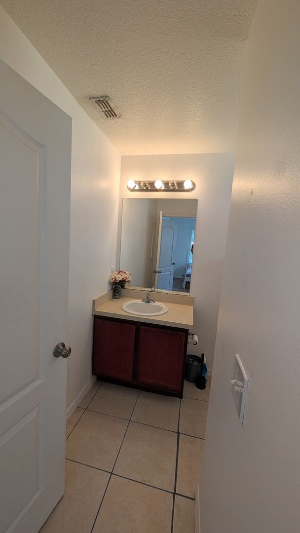 Building Photo - In the Heart of Down Town Orlando, 3 bedrooms house with lawn care service included