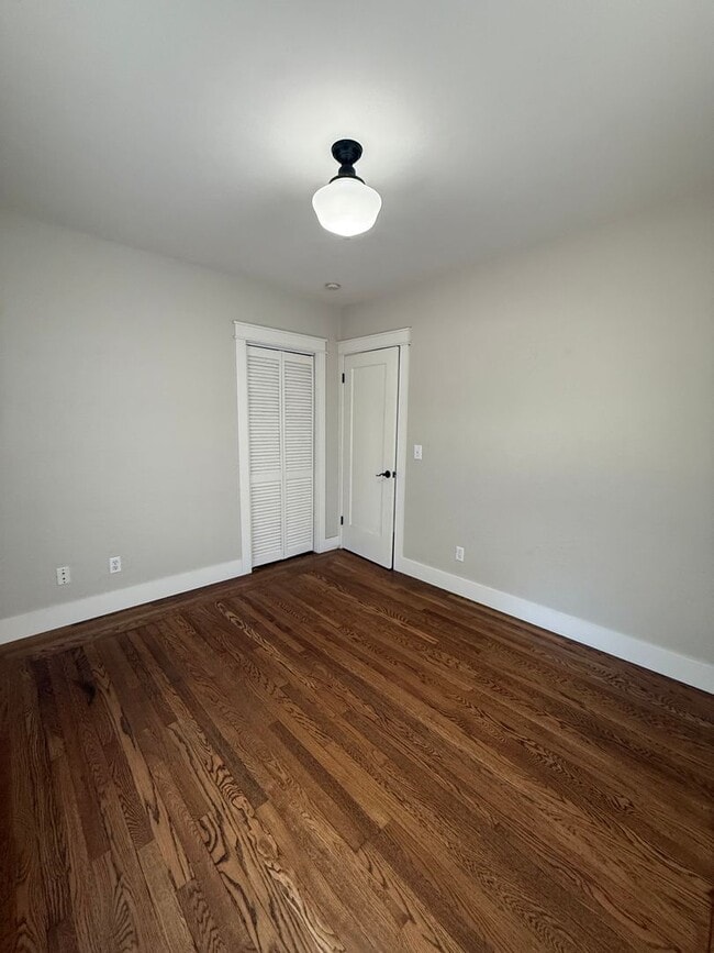 Building Photo - 2 Bedroom 1 Bathroom Updated Single Family...