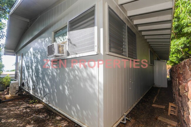 Building Photo - Lower Waialae Iki 3 Bedroom, 2 Bath Single...