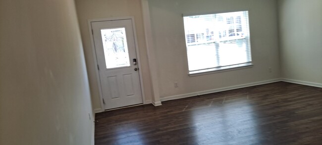 Building Photo - 1527 Sergeant Ln
