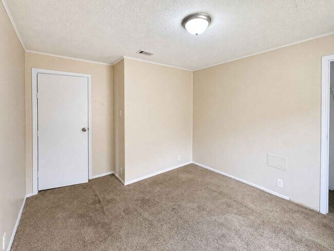 Building Photo - 11919 Kingslake Forest Dr