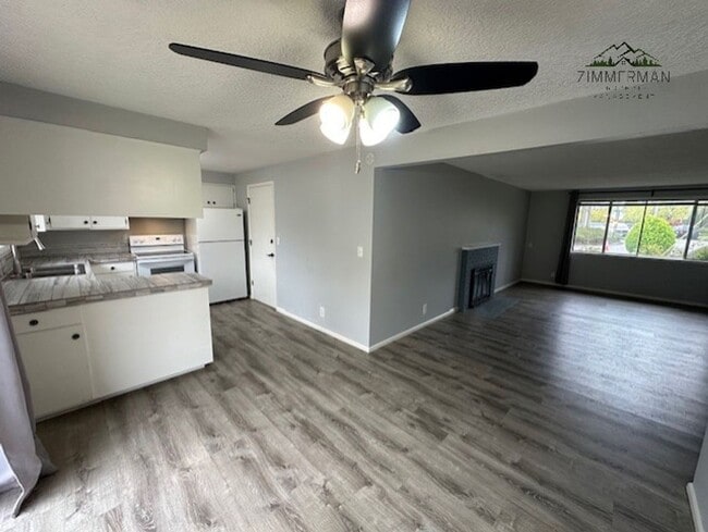 Building Photo - Must see 2 bedroom 1 bath