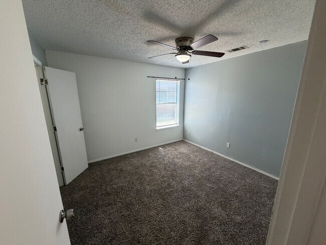 Building Photo - 3 BED/2 BATH/2 CAR GARAGE: AVAILABLE NOW!!