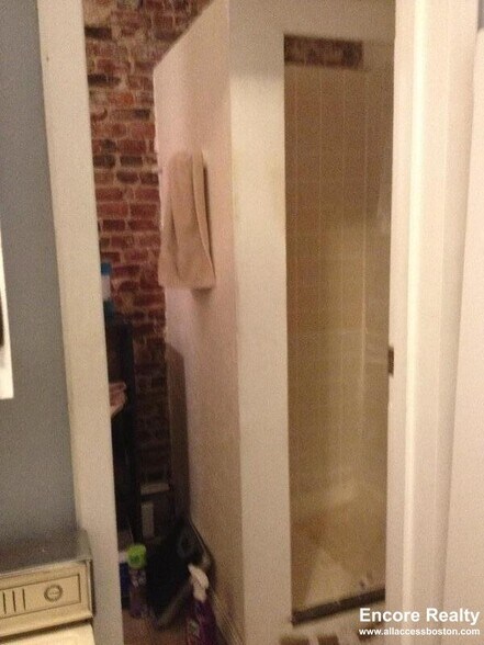 Building Photo - 40 Anderson St