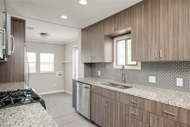 Building Photo - 5602 Roosevelt Ave