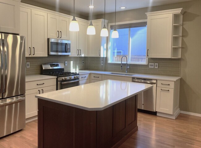 Building Photo - Beautiful Sherwood Home backs to Greenspac...