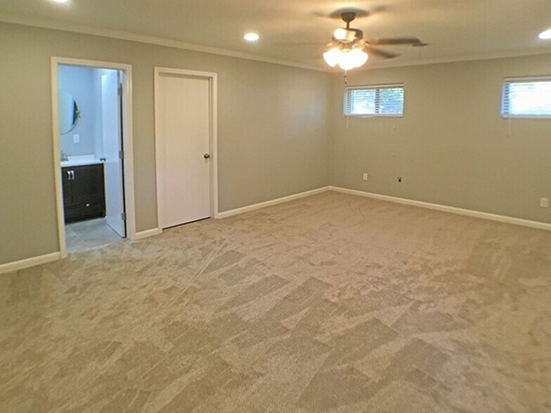 Building Photo - 555 Herzl St