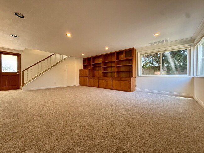 Building Photo - "Spacious 4-Bedroom Gem with 3 Full Baths in Cypress!"